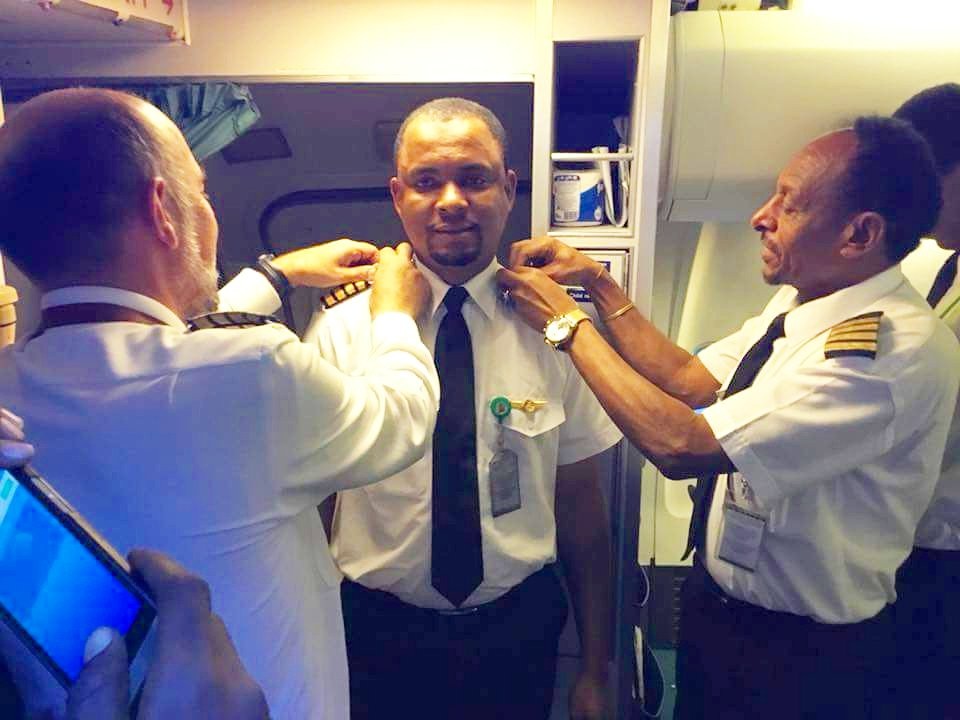 Kisah Sukses Petugas Kebersihan Jadi Pilot, Impian Jadi Kenyataan setelah 24 Tahun. (Foto: Twitter/Azman Air)