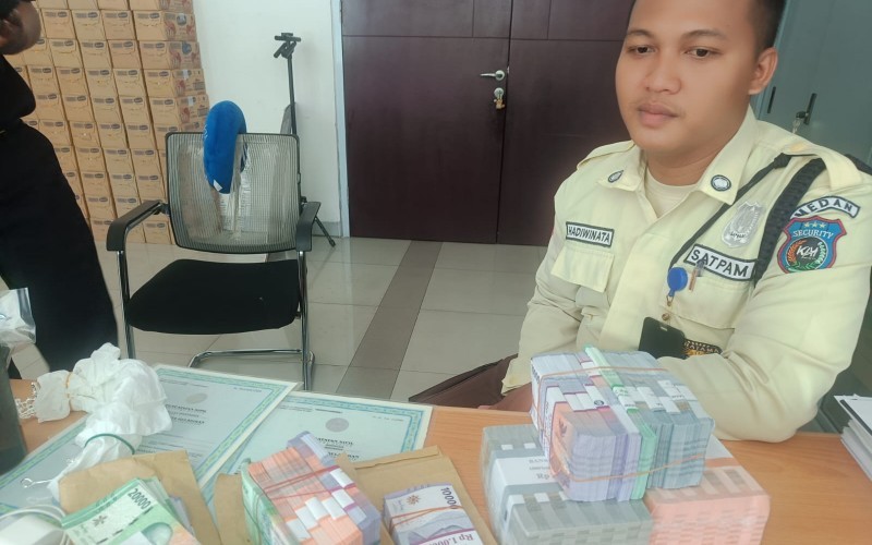 Sekuriti di Stasiun Kereta Bandara Medan, Sumut, menemukan tas berisi uang senilai Rp24 juta (Wahyudi Aulia/MPI)