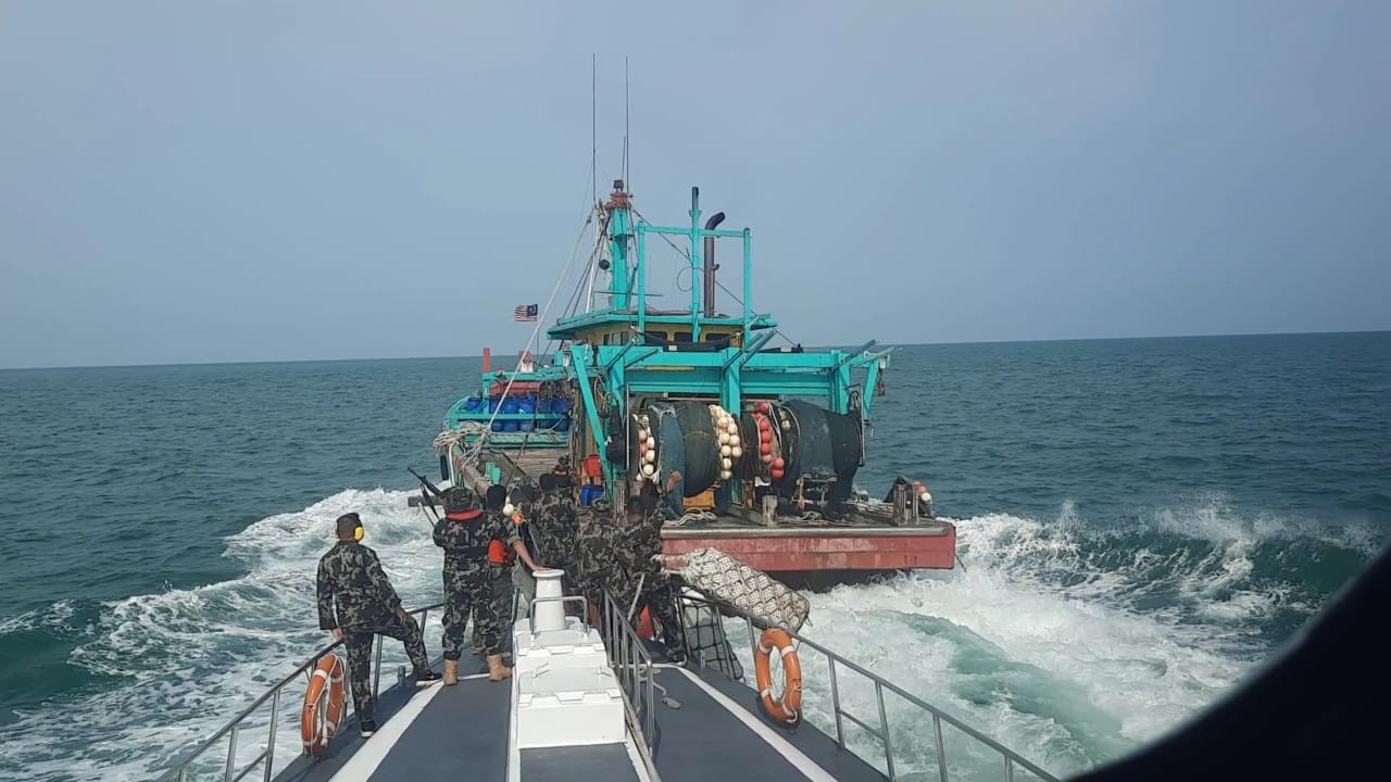KKP Amankan Kapal Ikan Asing Ilegal Berbendera Malaysia di Selat Malaka (FOTO:Dok Ist)