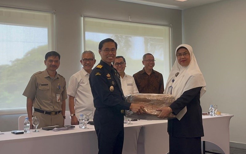 Bea Cukai akhirnya menyerahkan alat bantu pembelajaran untuk siswa tunanetea milik SLB-A Pembina Tingkat Nasional Jakarta.
