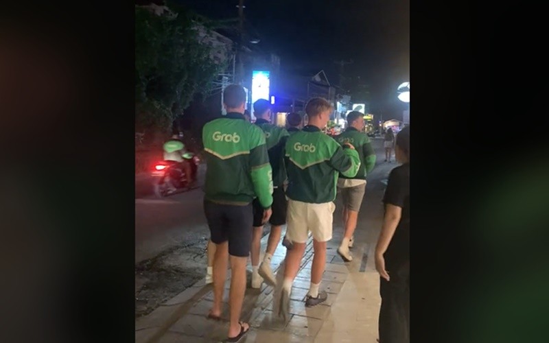 Segerombolan bule yang diduga di Bali, mengenakan jaket ojol dari perusahaan yang berbeda. (TikTok)