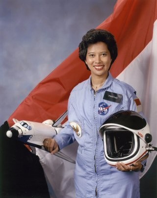 Mengenal Pratiwi Sudarmono, Perempuan Indonesia yang Pernah Terpilih Jadi Astronot. (Foto: Wikipedia)
