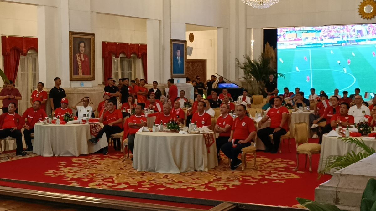 Momen Jokowi Nobar Piala Asia U23 Bareng Menteri dan Relawan