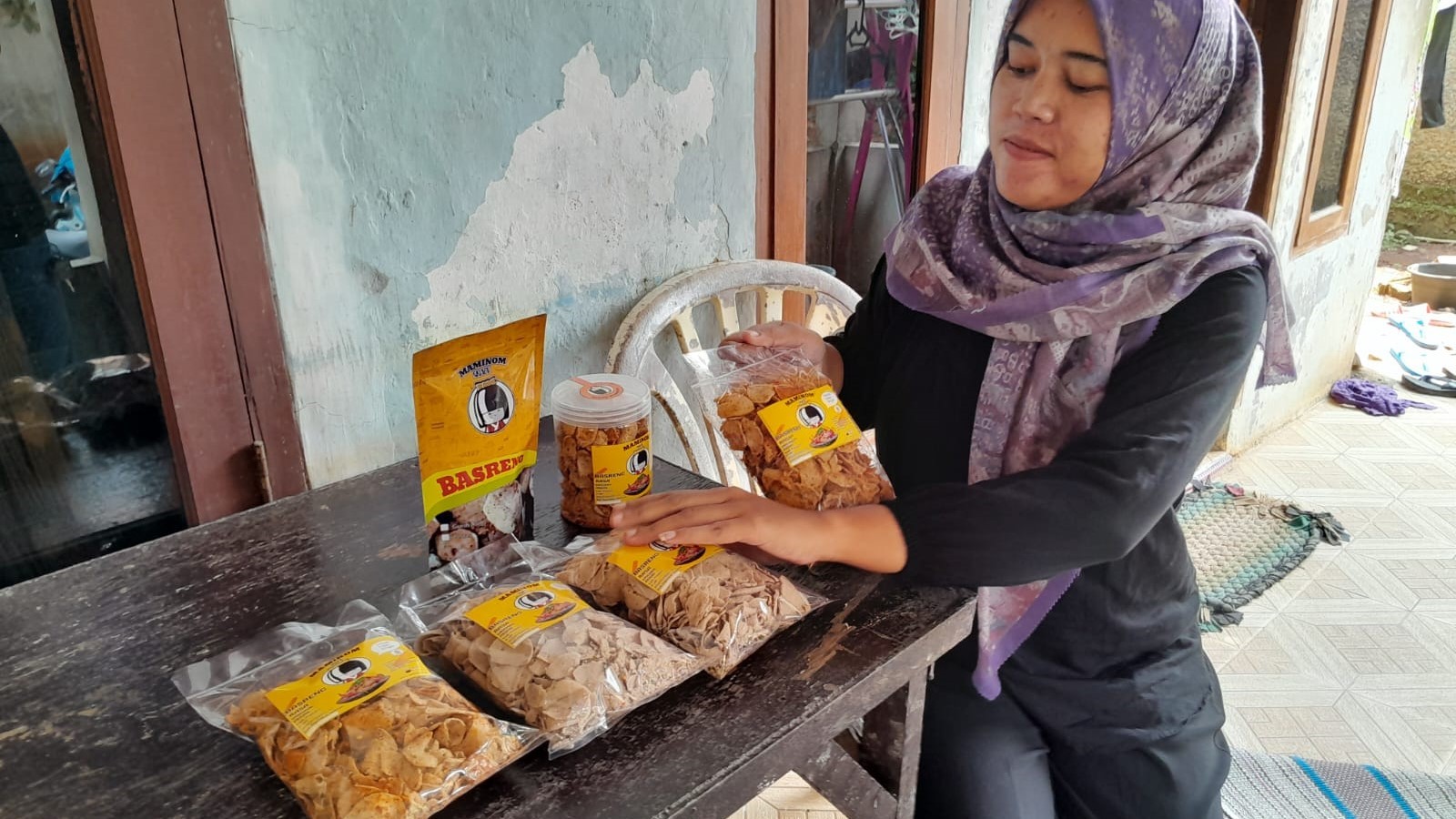 Anti Mager ala Rena, Kantongi Cuan Segambreng dari Bisnis Basreng (foto: MNC media)