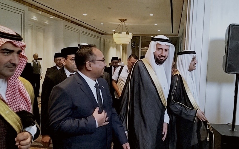 Menag Yaqut Cholil Qoumas menerima kunjungan Menteri Haji dan Umrah Arab Saudi Tawfiq F Al Rabiah. (Widya Michella/MPI)