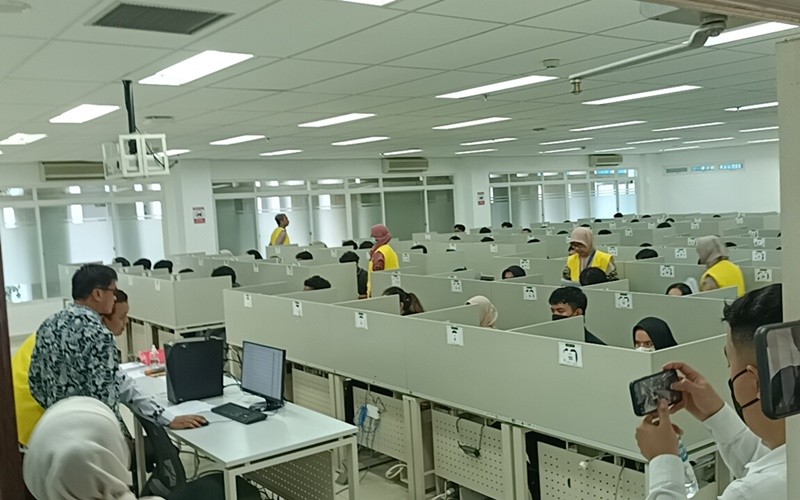Dirjen Diktiristek Kemendikbud meninjau pelaksanaan UTBK 2024 di UI. (Muhammad Refi Sandi/MPI)