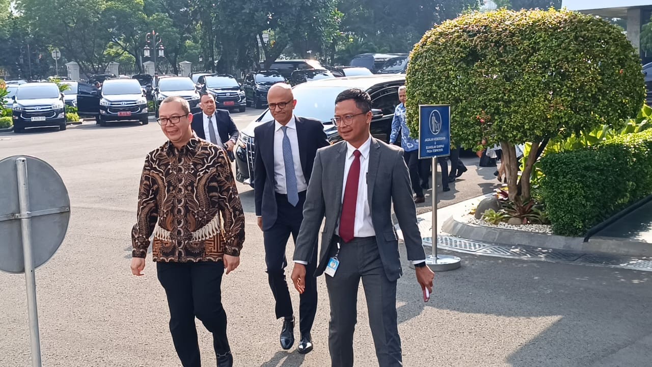 Bawa Dua Pengawal, Ini Potret CEO Microsoft saat Temui Jokowi di Istana. (Foto: MNC Media)