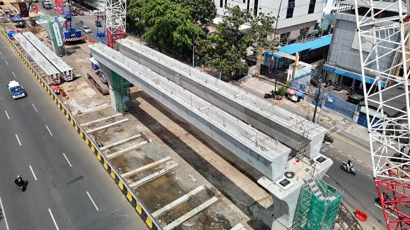 Waskita Karya (WSKT) Angkat Girder Pertama Pada Pembangunan LRT Jakarta Fase 1B (foto: MNC media)
