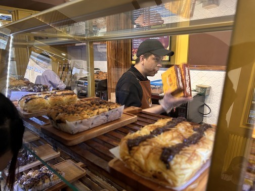 Rekomendasi Jajanan Enak, Menyantap Roti Keset Kekinian yang Lagi Hits di Jakarta. (Foto: MPI/Devi Pattricia)