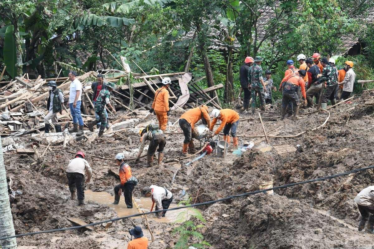 Jabar Dilanda 94 Bencana Banjir sejak Awal 2024, 141 Rumah Rusak Berat. (Foto: Agung Bakti/MNC Media)
