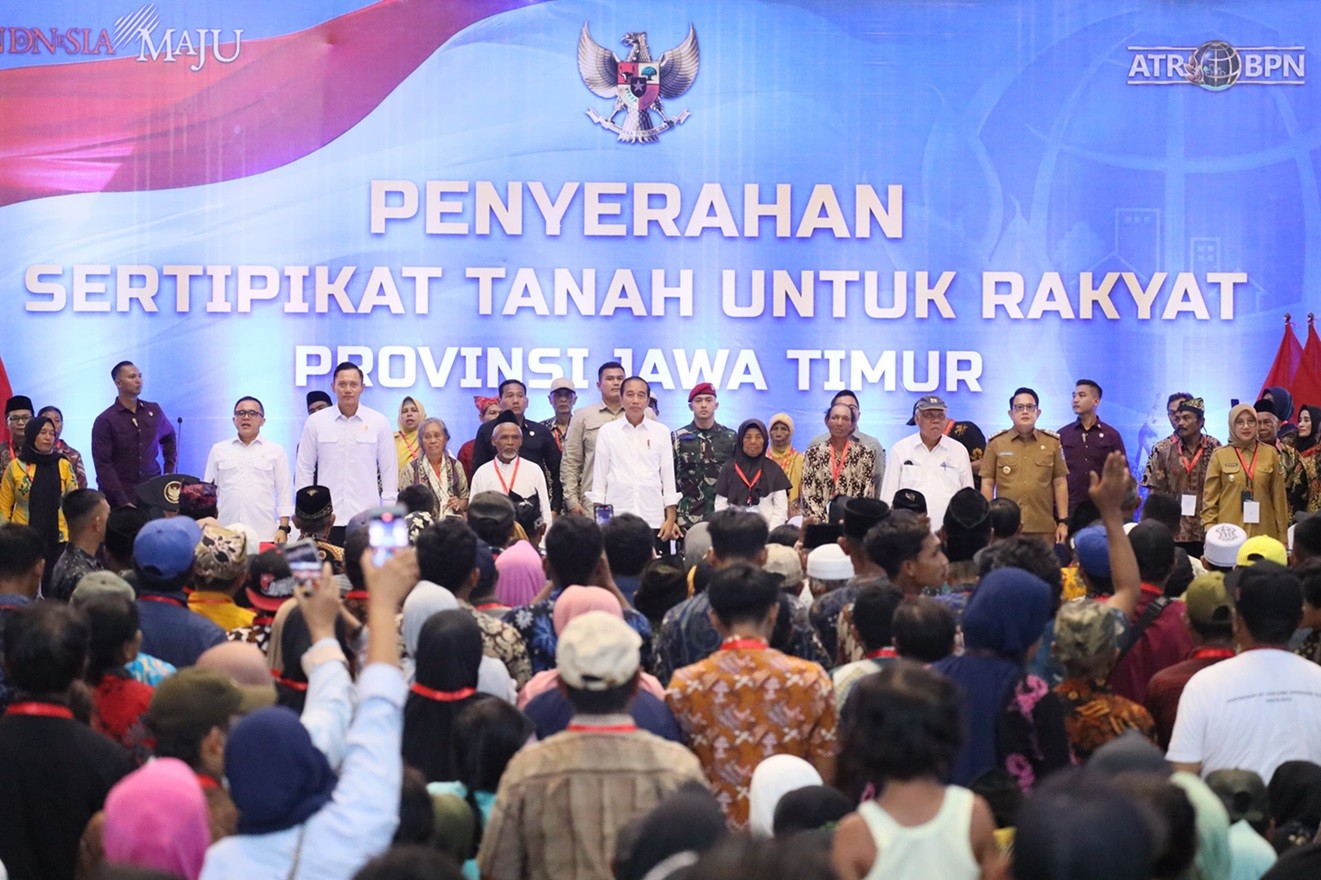 AHY Dampingi Jokowi Bagikan 10.323 Sertifikat Tanah Elektronik di Banyuwangi. (Foto Istimewa)