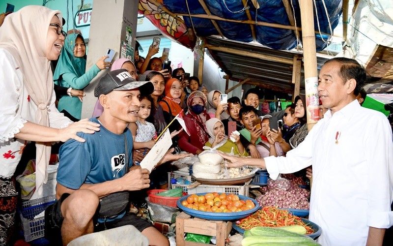 Presiden Jokowi meninjau ketersediaan dan harga sejumlah kebutuhan pokok di Pasar Seketeng, Sumbawa (MNC Media)