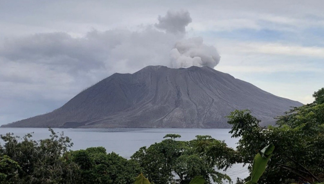 Aktivitas Gunung Ruang Masih Tinggi, Waspada Lontaran Batu Pijar hingga Awan Panas  (FOTO:Dok Ist)