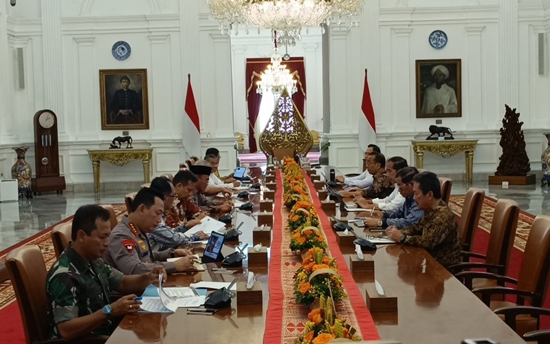 Presiden Jokowi menggelar rapat terbatas terkait penanganan pengungsi Erupsi Gunung Ruang, Sitaro, Sulawesi Utara.
