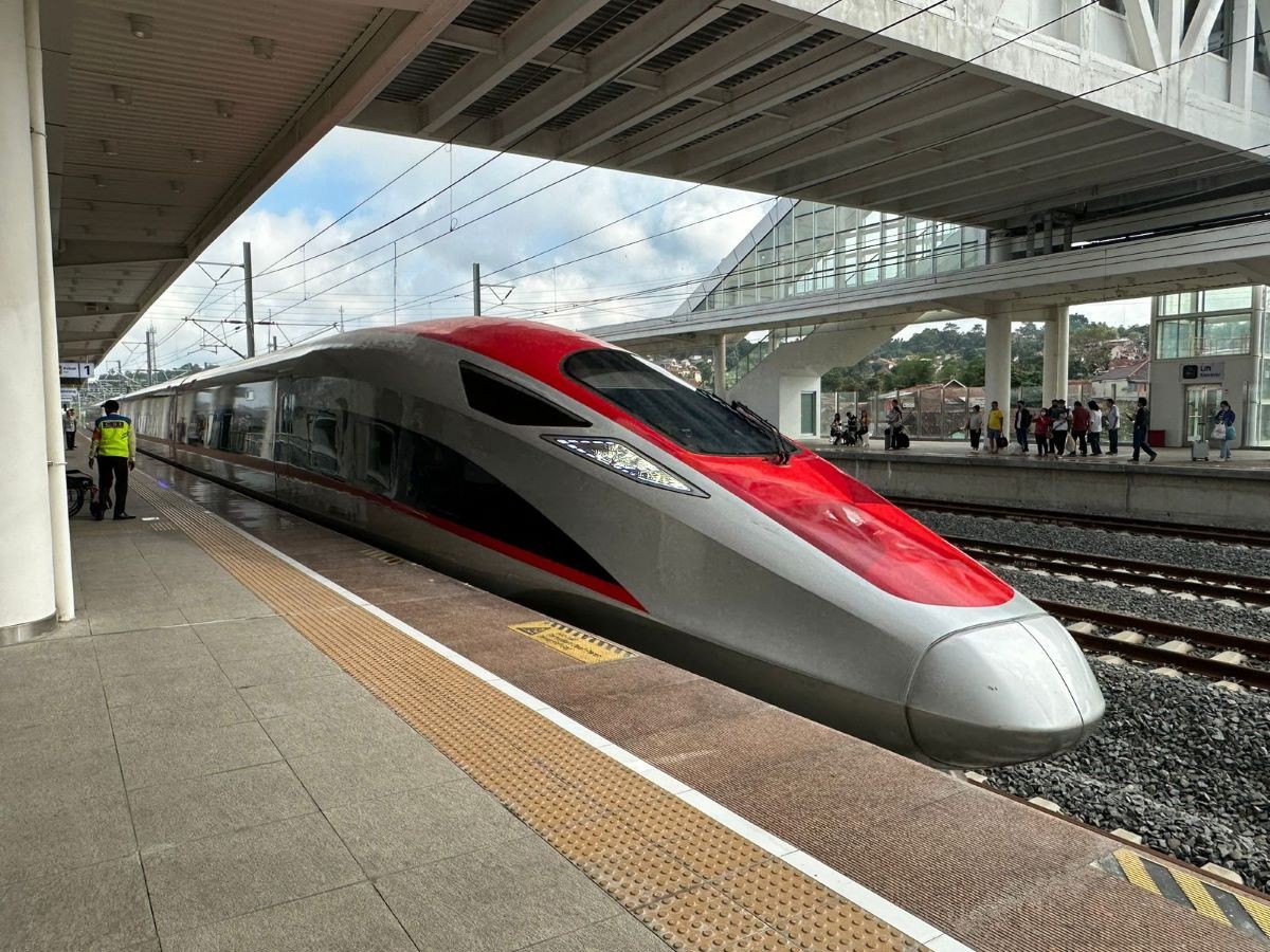 Transfer Knowledge Berhasil, Masinis RI Sudah Bisa Operasikan Whoosh Kecepatan 350 Km/Jam. Foto: MNC Media.