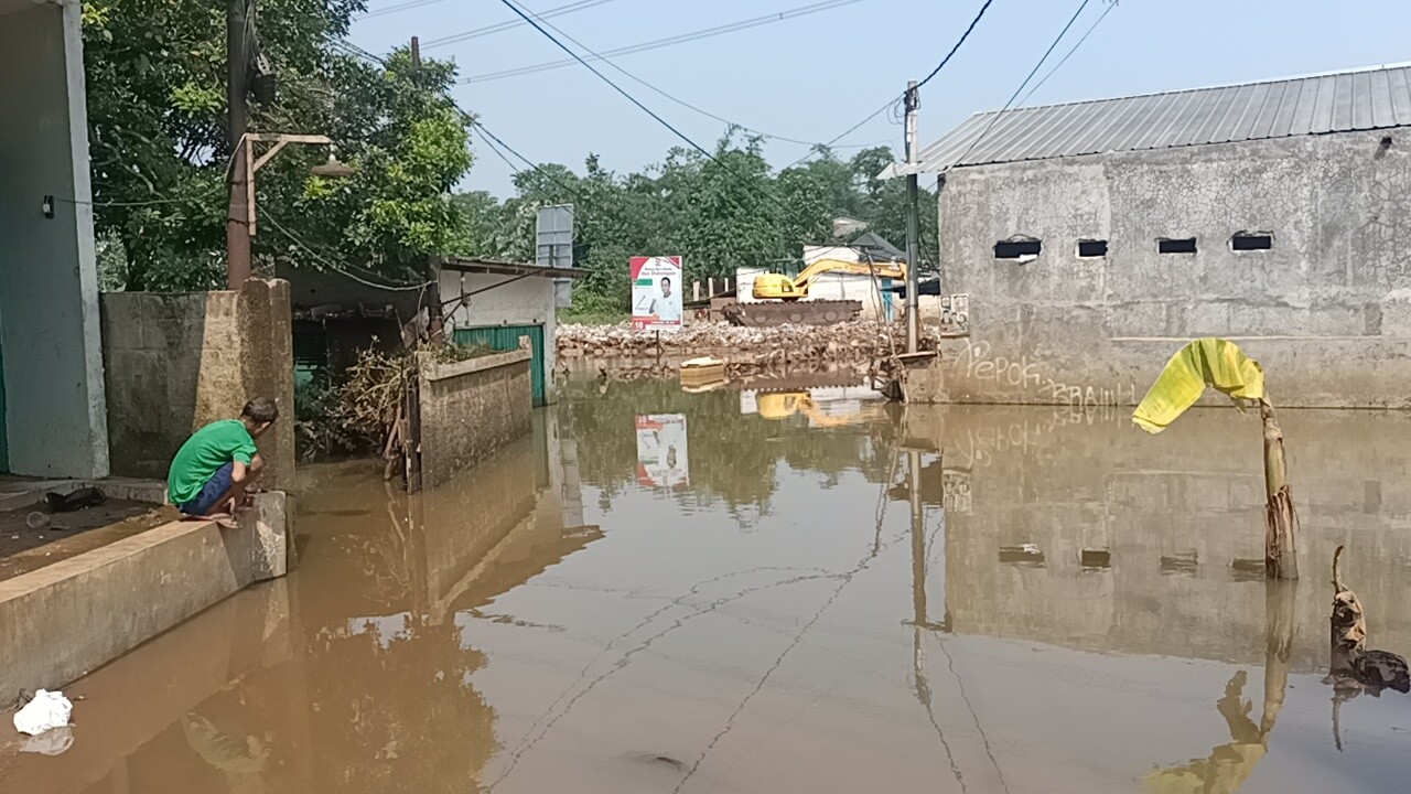 Banjir Cipayung-Sawangan Tak Surut selama 5 Bulan, Pedagang Warung Terdampak. (Foto: Refi/MNC Media)