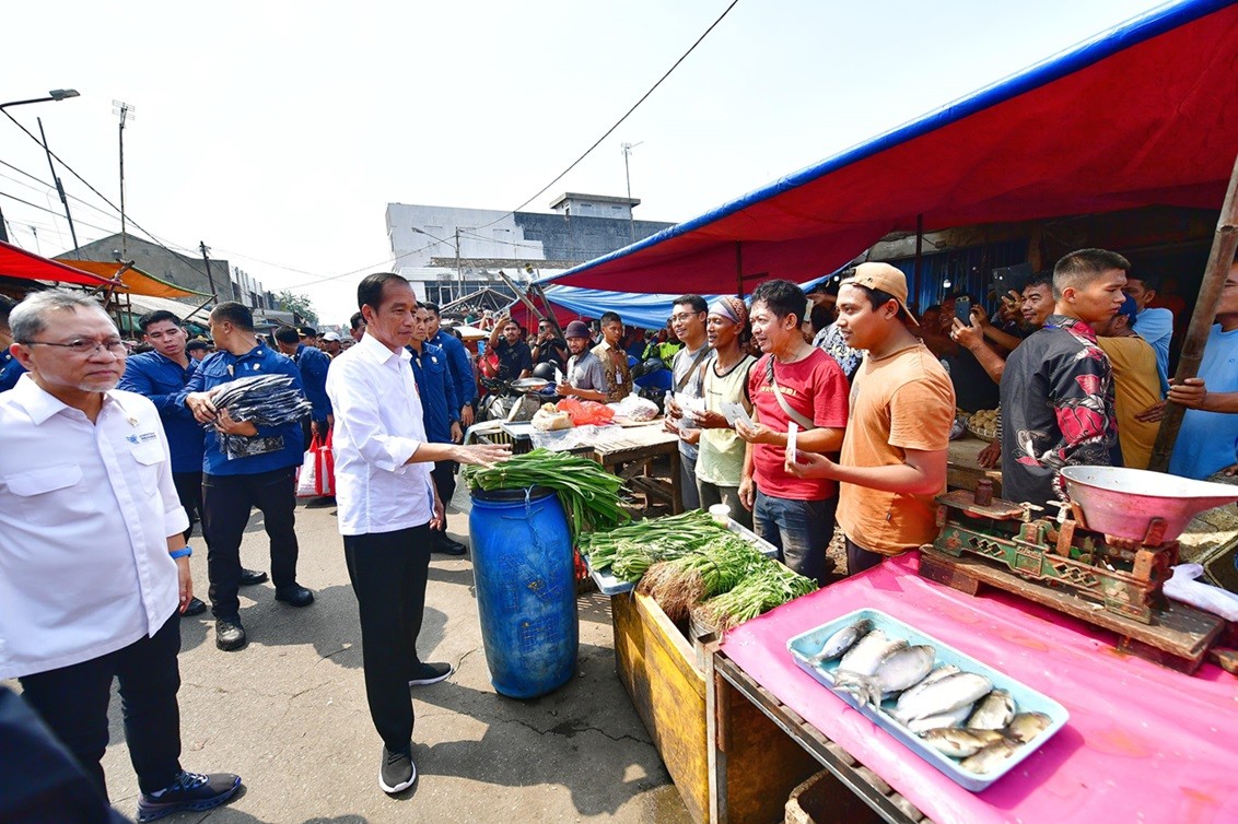 Jokowi Sebut Harga Bahan Pokok di Pasar Baru Karawang Stabil dan Baik. (Foto Setpres)