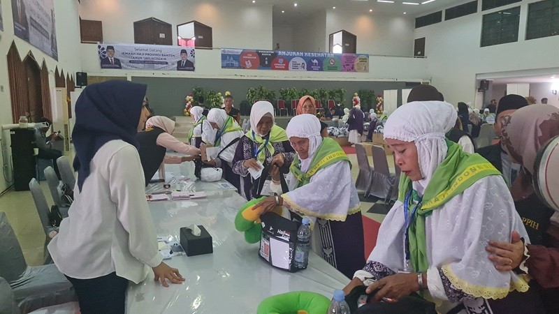 Ratusan Calon Jamaah Haji Tiba di Asrama Pondok Gede, Terbang Nanti Malam (foto jonathan s)