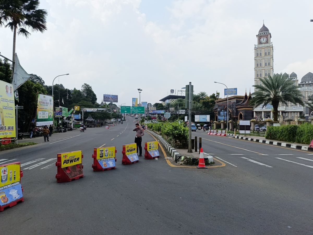 Polisi Mulai Berlakukan Oneway Arah Jakarta di Jalur Puncak Bogor. (Foto: Putra Ramadhani/MNC Media)