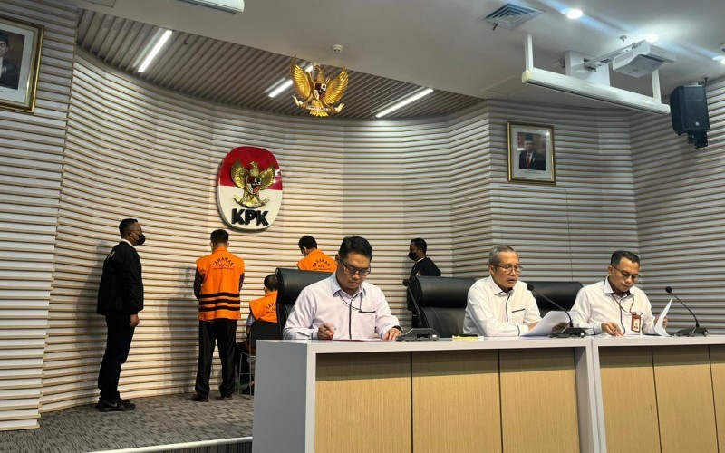 KPK menahan tiga orang dalam kasus dugaan korupsi  pengadaan lahan hak guna usaha PTPN XI.  (MNC Media)