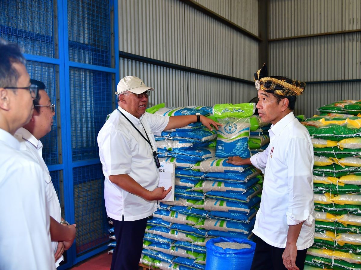 Jokowi Tinjau Stok Beras Bulog Laende, Harap Bantuan Pangan Diperpanjang hingga Desember. (Foto: Biro Pers Setpres)