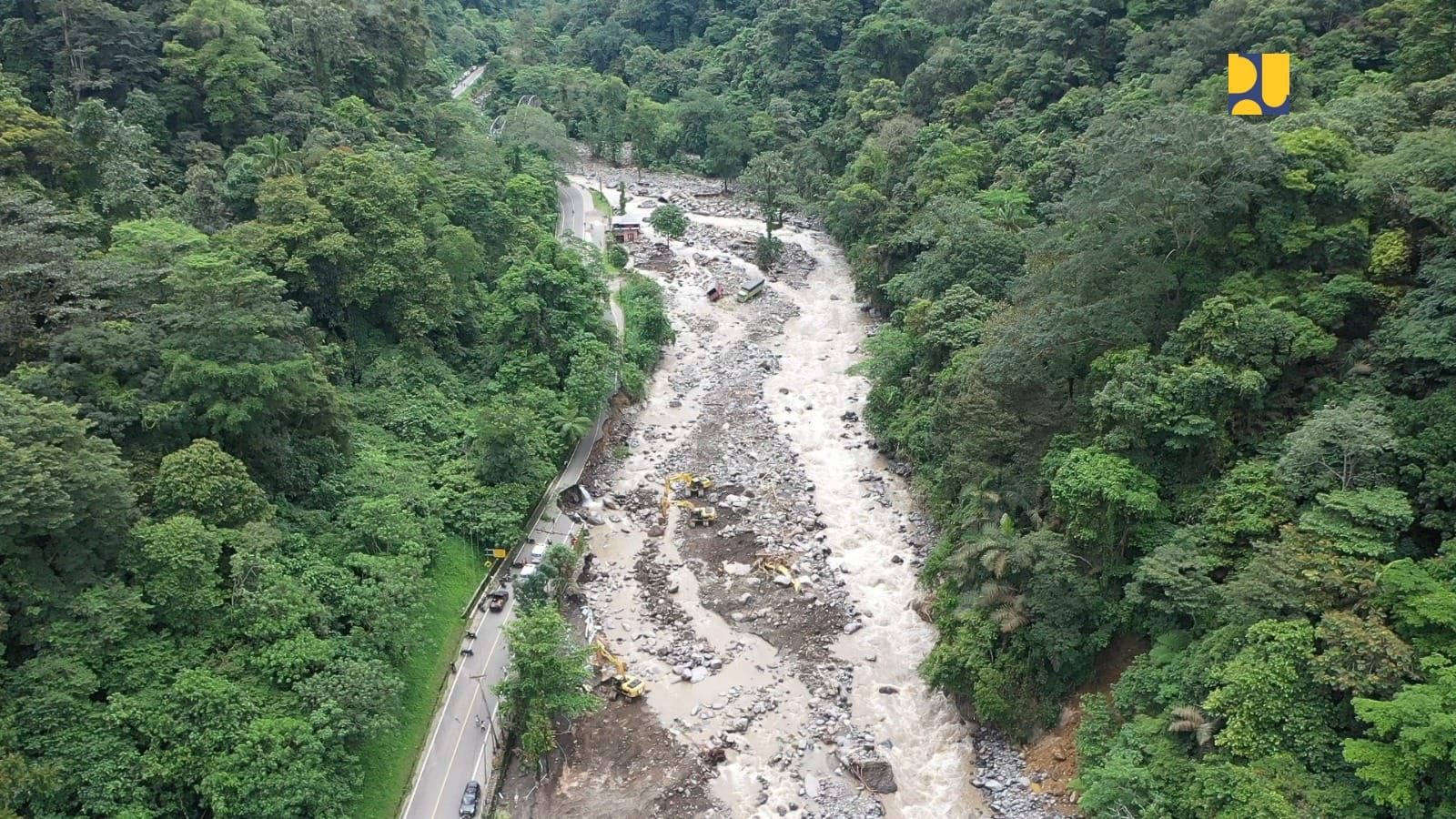 Bantu Tangani Banjir Lahar Dingin di Sumbar, Kementerian PUPR Kerahkan Alat Berat  (FOTO:Dok Ist)