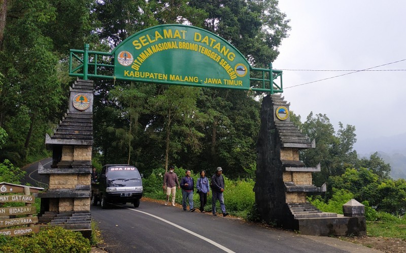 Pintu masuk kawasan TNBTS Gunung Bromo di Malang (Avirista Midaada / MPI)