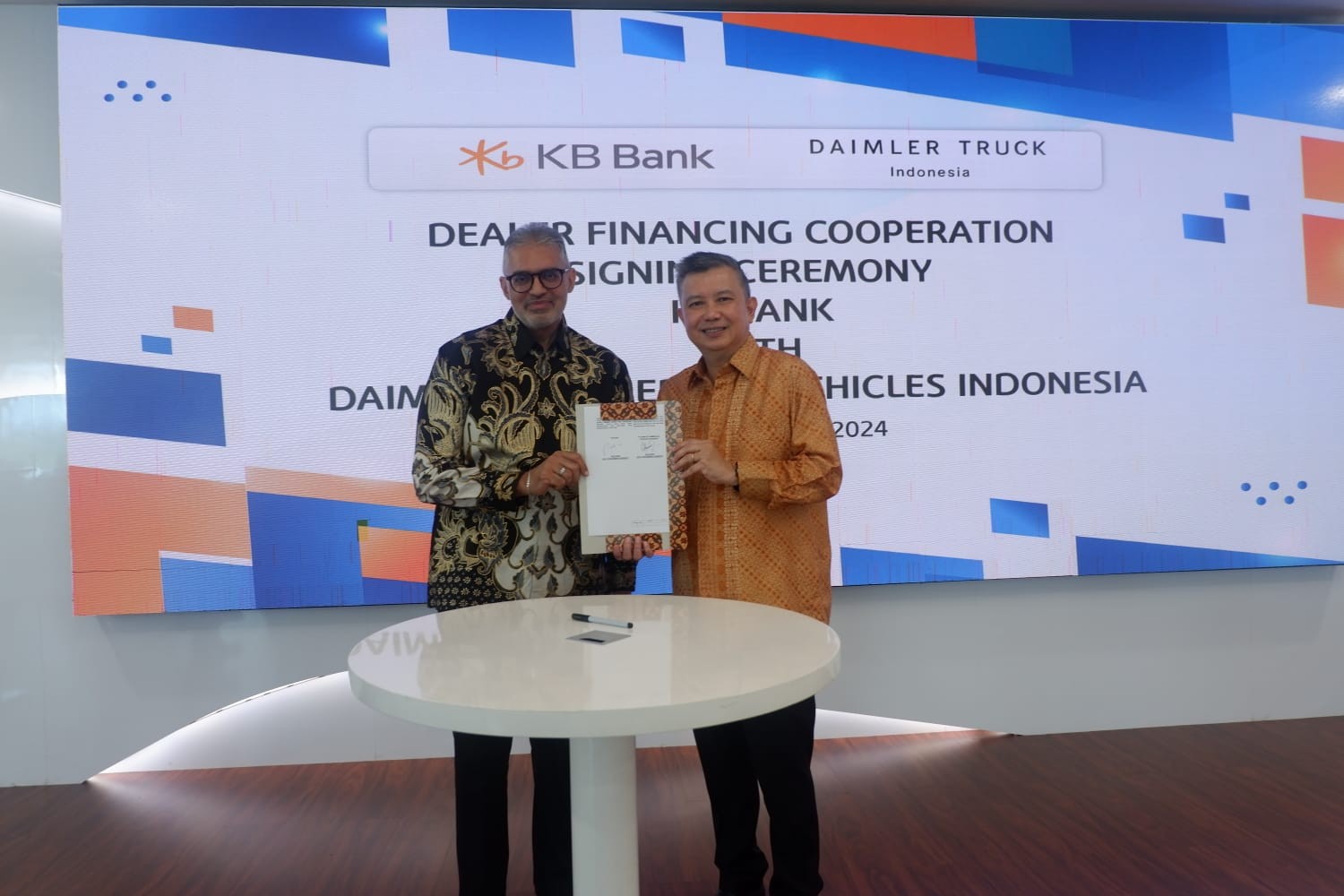 KB Bank dan Daimler Commercial Vehicles Indonesia Tandatangani Kerja Sama Dealer Financing. (Foto: Doc. KB Bank)