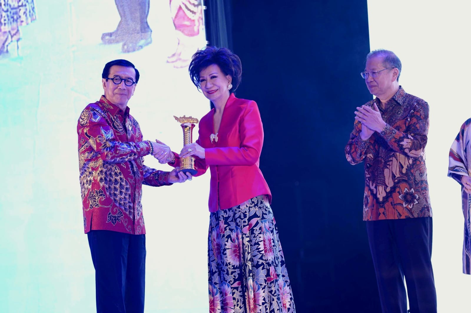 Lestarikan Seni Budaya, Rina Ciputra Raih Penghargaan Nusantara Awards 2024 (FOTO:Dok Ist)