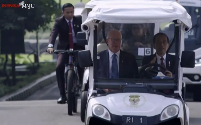 Presiden Jokowi mengajak Gubernur Jenderal Australia David Hurley berkeliling Kebun Raya Bogor (Setkab)