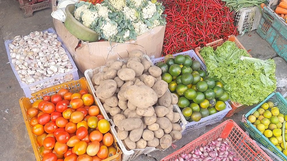 Pedagang Pasar Kramat Jati Keluhkan Harga Tomat Konsisten Tinggi usai Lebaran. (Foto: MNC Media)