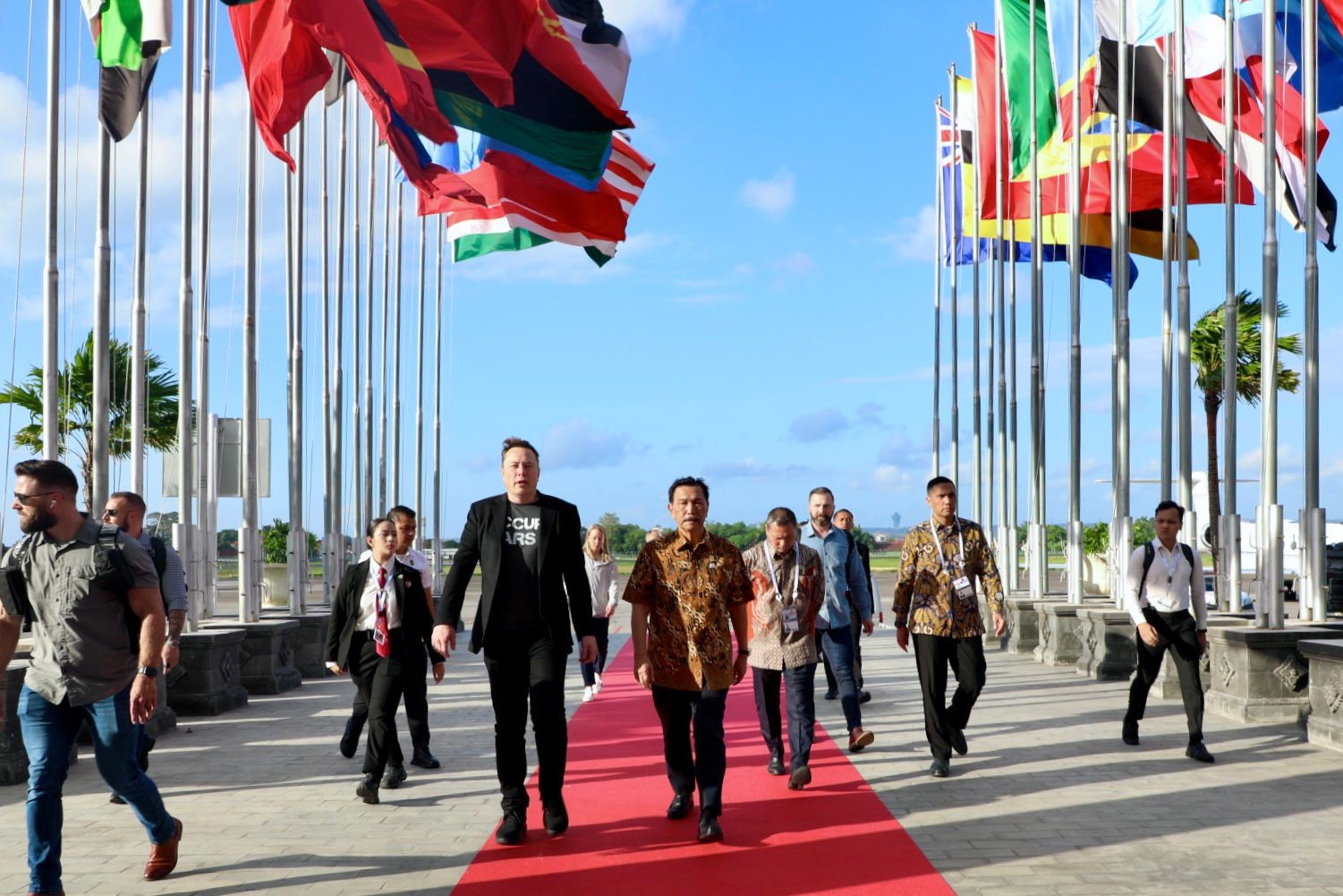 Menko Luhut Sambut Kedatangan Elon Musk di Bali, Siap Resmikan Stralink di Indonesia . (Foto: MNC Media)