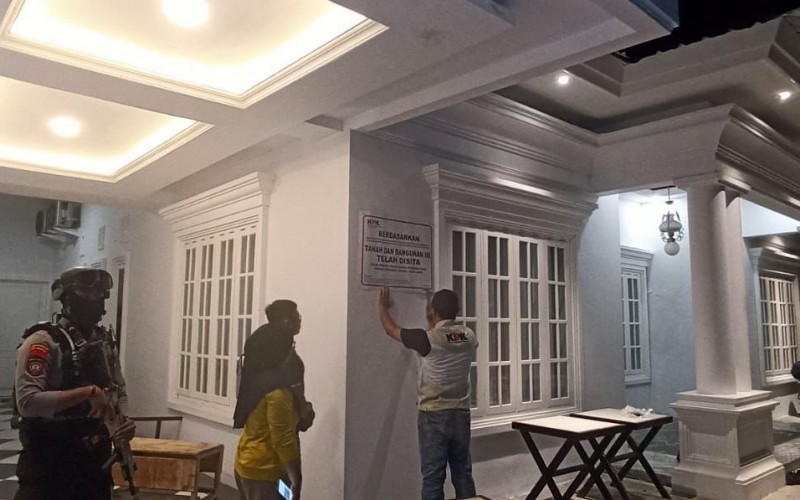 KPK menyita rumah yang diduga terkait dengan tindak pidana pencucian uang eks Menteri Pertanian, Syahrul Yasin Limpo alias SYL (KPK)