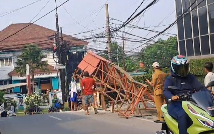 Gapura besar yang berada di Jalan Suka Damai, Serua Indah, Ciputat,Tangsel, ambruk akibat truk.