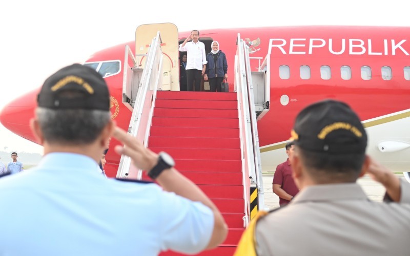 Presiden Jokowi sebelum lepas landas dari Pangkalan TNI AU Halim Perdanakusuma bertolak menuju Sumatra Barat (Setkab)