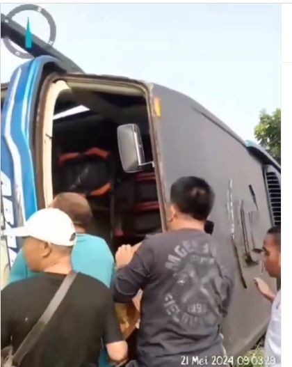 Bus Apdesi Kabupaten Serang Kecelakaan di Tol Tangerang-Merak, Sejumlah Penumpang Terluka. (Foto: Instagram @info.negri)