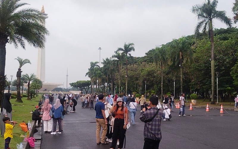 Sopir bus pariwisata ditagih uang parkir sebesar Rp300 ribu saat parkir di kawasan Monas dan Masjid Istiqlal, Jakarta Pusat.