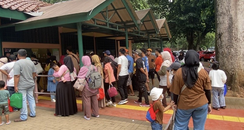 Hari Pertama Long Weekend, Masyarakat Mulai Padati Ragunan (foto nurul amanah)