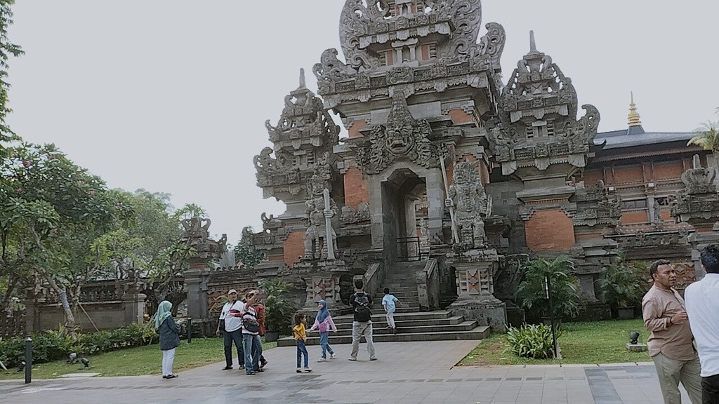 Cuti Bersama Hari Raya Waisak, TMII Hanya Dikunjungi 20 Ribu Orang. (Foto: Widya Michella/MPI)