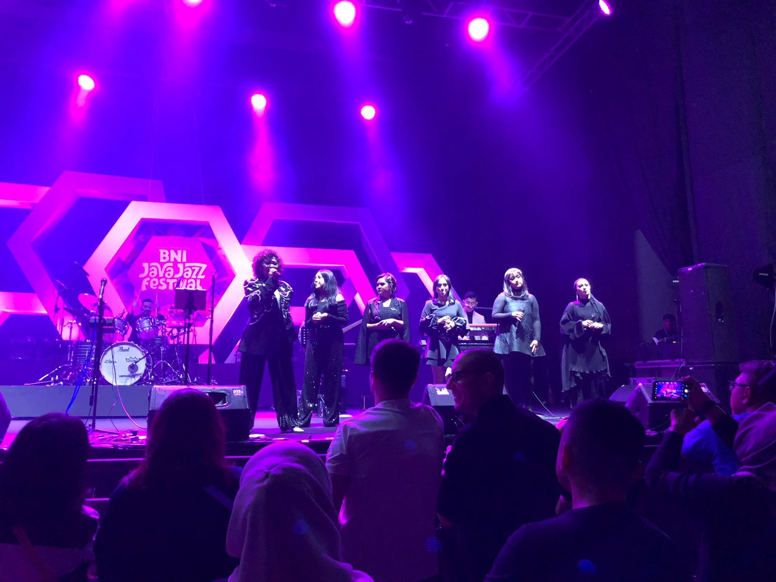 Tantri and The Momons Tampilkan Tribute to Elfa Secioria di BNI Java Jazz Festival (foto: MNC media)