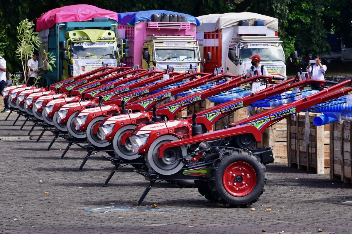 Mentan Serahkan Bantuan Pertanian Sebanyak 60 Truk Senilai Rp410 Miliar di Sulsel. (Foto: MNC Media)