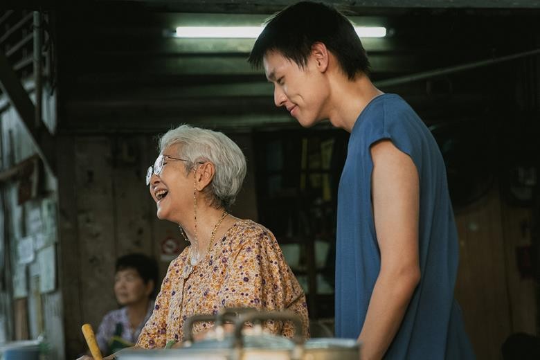 Estimasi Gaji Billkin Putthipong, si M dari How to Make Millions Before Grandma Dies. (Foto: GDH 559)