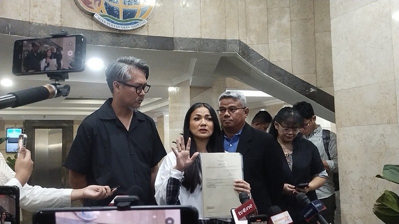 Gemetar saat Terima Sertifikat Tanah, Nirina Zubir Berhasil Menang Lawan Mafia Tanah. (Foto: MNC Media)