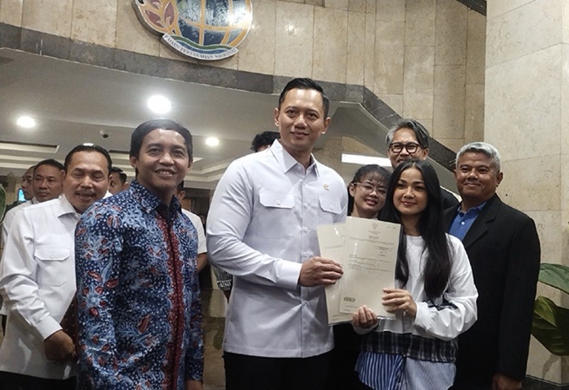 AHY Serahkan Lagi Dua Sertifikat Tanah Milik Nirina Zubir (foto selvianus)