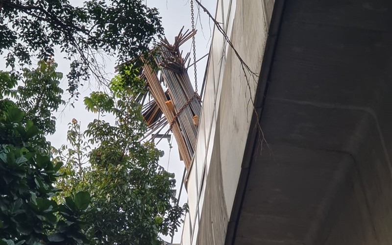 Alat berat di konstruksi di Gedung Kejagung, Jakarta Selatan, jatuh di lintasan MRT (Istimewa)