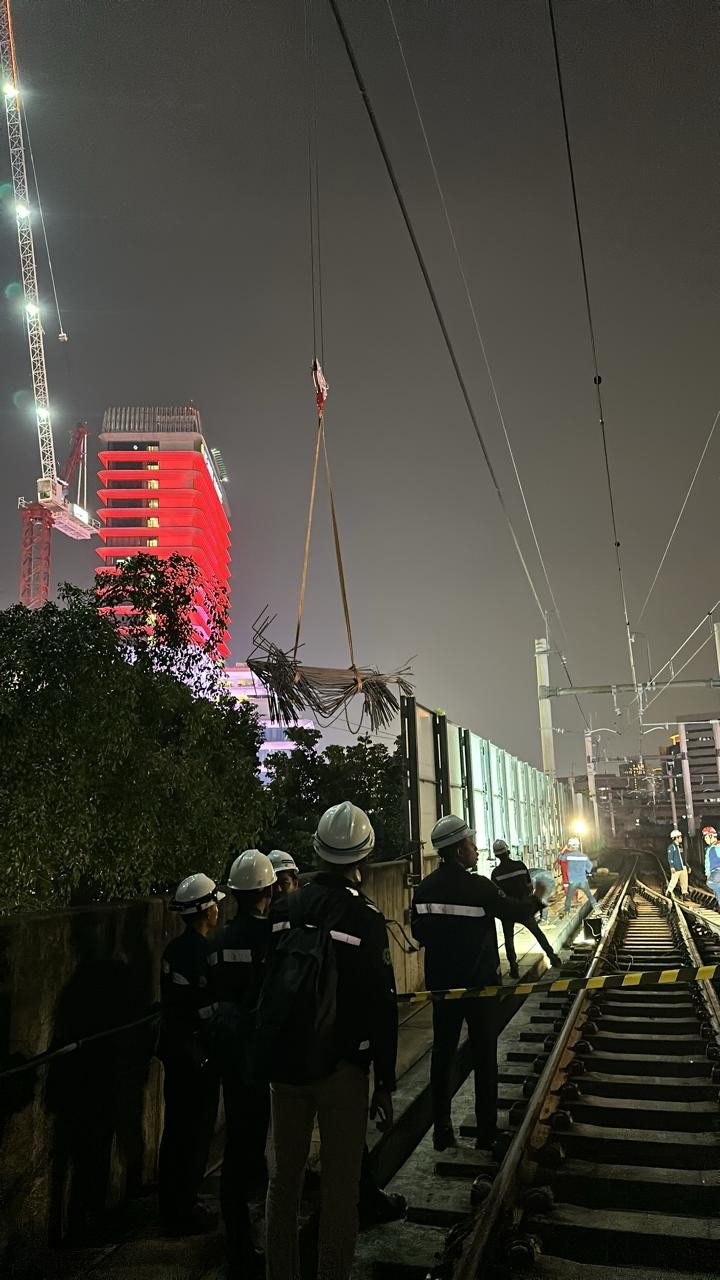 Petugas Mulai Evakuasi Material Proyek yang Jatuh di Jalur MRT Jakarta. (Foto: Istimewa/MNC Media)
