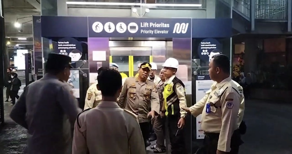 Polisi Sebut Material Proyek yang Jatuh Sempat Kenai Satu Kereta MRT Jakarta Bagian Depan. (Foto: Ari Sandita/MNC Media)