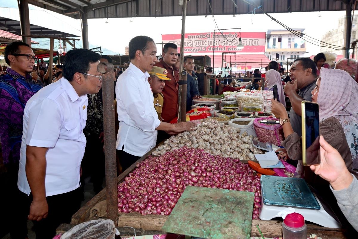 Kunjungi Pasar Bukit Sulap Lubuklinggau, Jokowi Cek Harga Bahan Pangan. (Foto: Dok. Biro Pers Setpres)