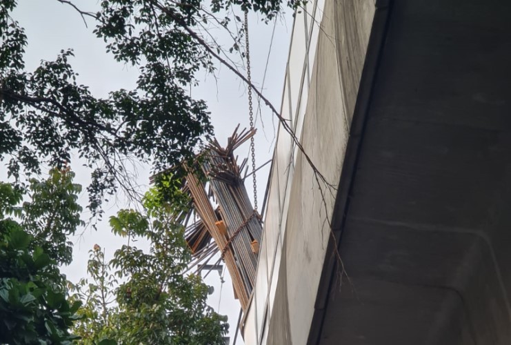 Begini Kronologi Material Proyek Jatuh yang Sebabkan Berhentinya Operasional MRT Jakarta. (Foto: MNC Media)