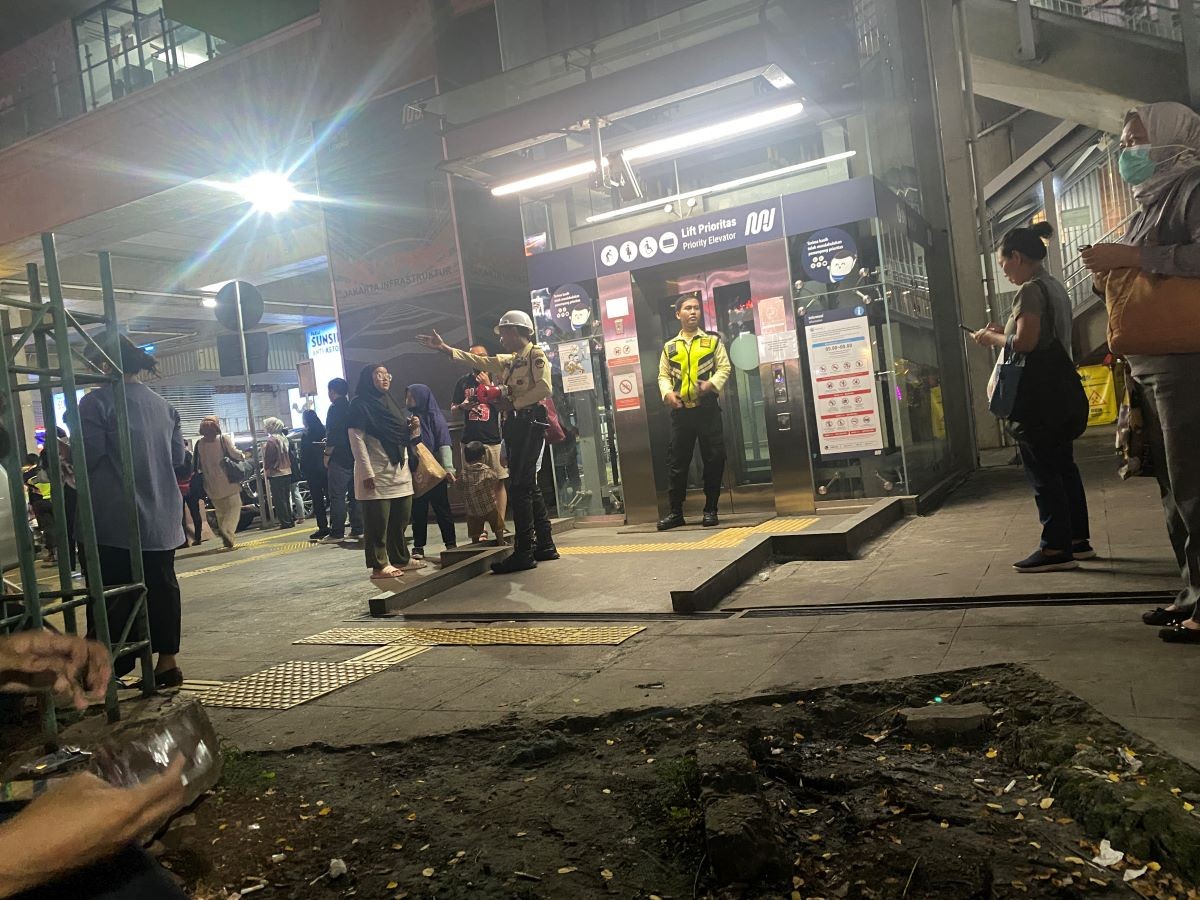 Penumpang MRT Ramai-Ramai Beralih ke Transjakarta usai Insiden Material Proyek Jatuh. (Foto: Ari Sandita/MNC Media)
